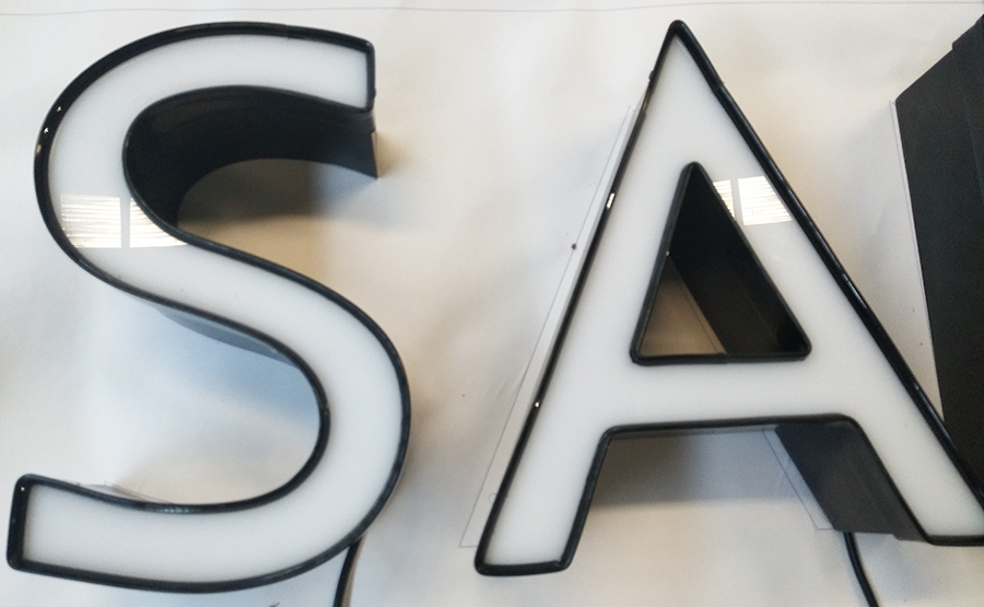 暴露的发光字和内心的发光字？